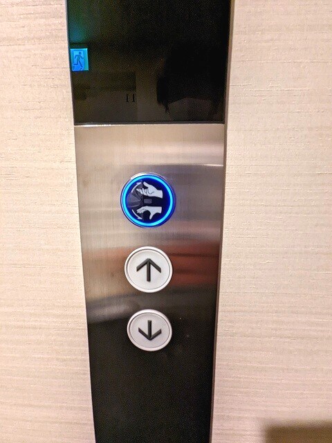 物件内観写真19　(エレベーターは新型コロナ対応の非接触型：各階から上下ボタンと)