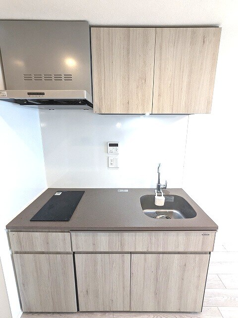 物件内観写真4　(キッチンにビルトインの椅子とダストＢＯＸ付)