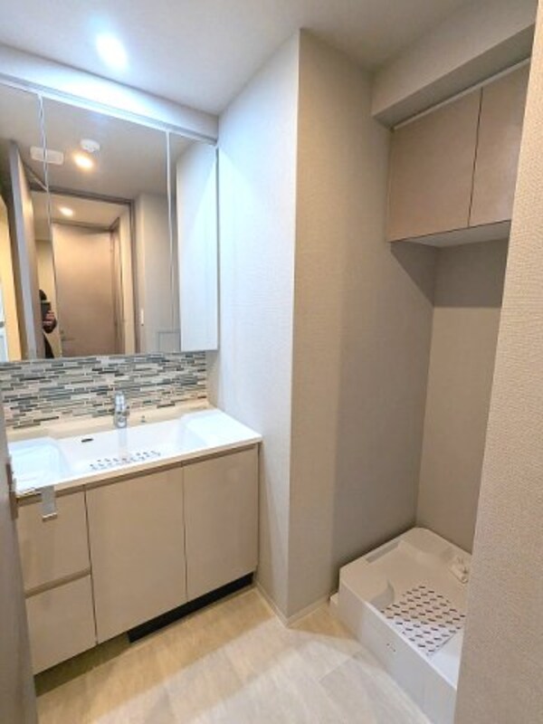 洗面・脱衣所(トイレと独立した洗面室に洗濯機置場、三面鏡・ハンドシャワー付)