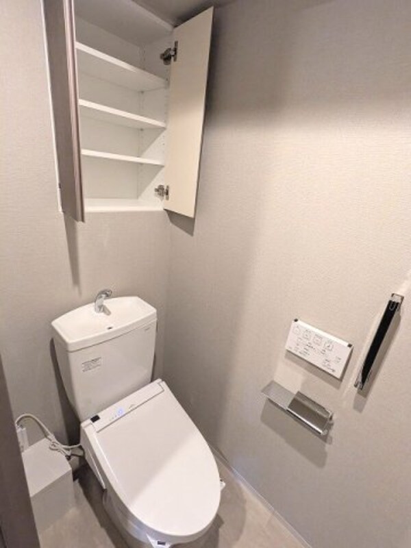 トイレ(洗面室と独立した温水洗浄便座、ペーパーホルダーにスマホストレ)