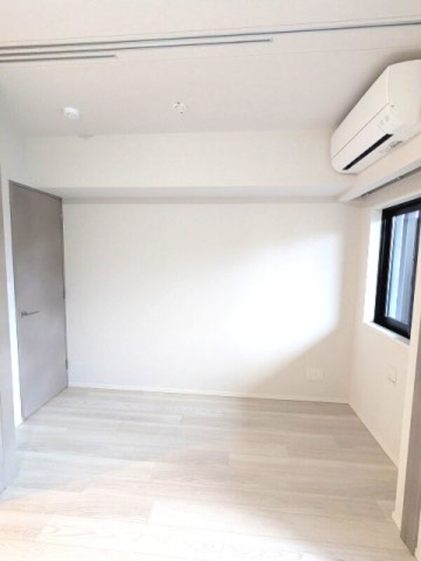 建物設備(洋室、南向きバルコニーに面した明るい室内、エアコン・ウォーク)