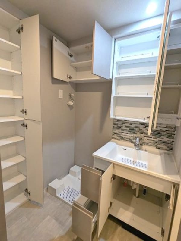 洗面・脱衣所(トイレと独立した洗面室に洗濯機置場、2面鏡・ハンドシャワー付)