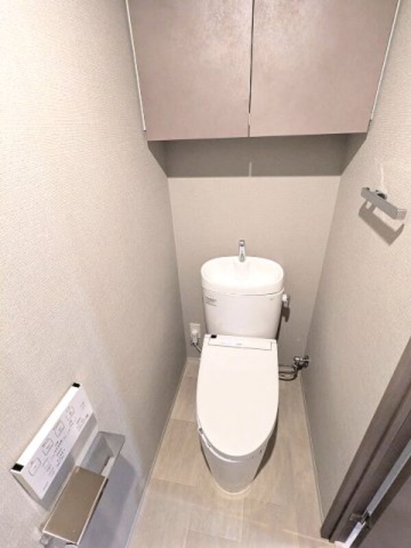 トイレ(洗面室と独立した温水洗浄便座、ペーパーホルダーにスマホストレ)