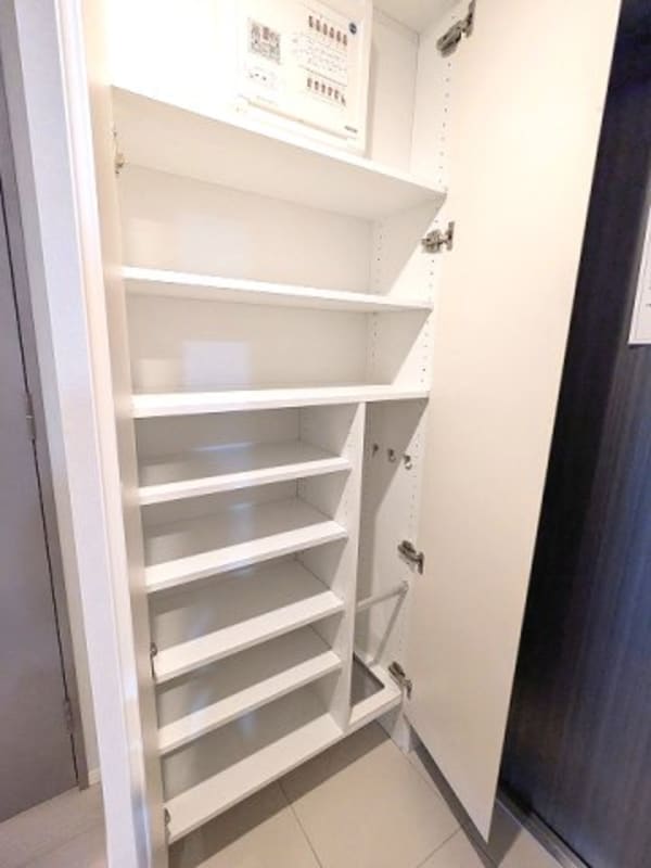 玄関(傘入れ付収納豊富なトールタイプのシューズBOXです)