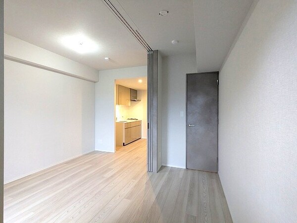 建物設備(洋室、南向きバルコニーに面した明るい室内、エアコン・ウォーク)