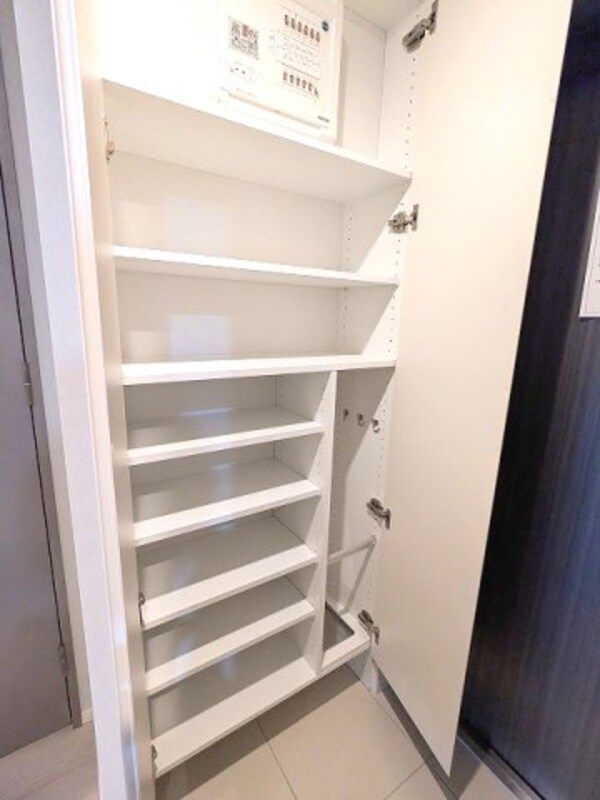 玄関(傘入れ付収納豊富なトールタイプのシューズBOXです)