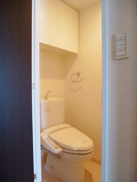 物件内観写真10　(温水洗浄便座です)