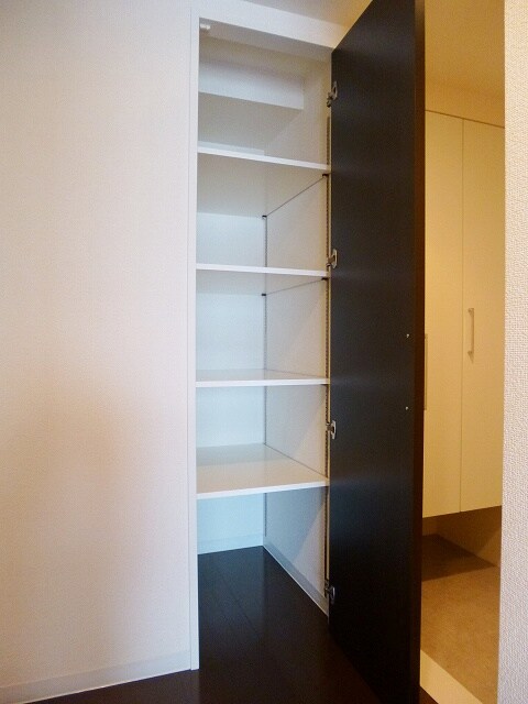 物件内観写真27　(玄関廊下に便利な収納付きです)