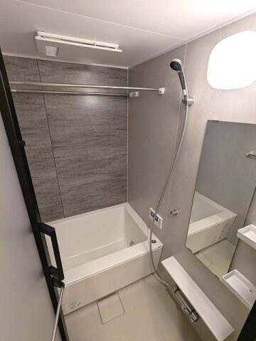 物件内観写真5　(追焚オートバス、浴室換気乾燥機、物干しバー2本付で重い布団や)