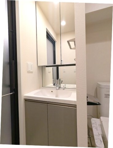 物件内観写真6　(独立洗面脱衣室に洗濯機置場あります、2面鏡付ハンドシャワー付)