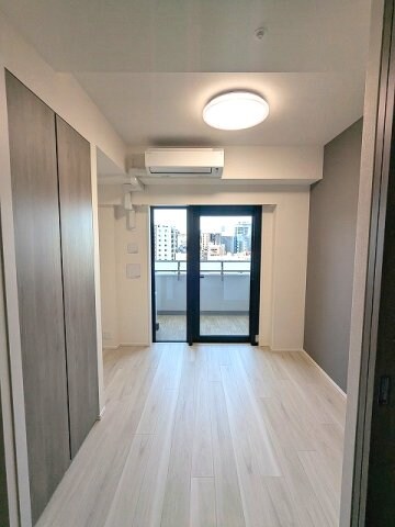 物件内観写真9　(洋室、エアコン・照明・クローゼット付き、バルコニーに面した明)