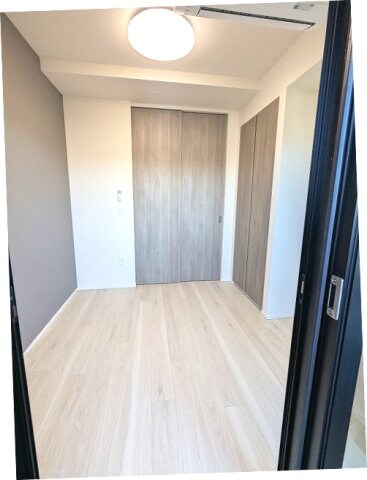 物件内観写真10　(洋室、エアコン・照明・クローゼット付、バルコニーに面した明る)