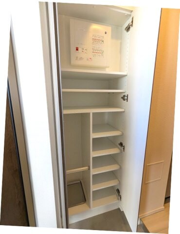 物件内観写真12　(傘入れ付収納豊富なトールタイプのシューズBOXです)