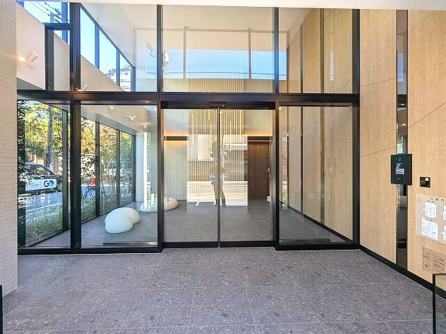 物件外観写真2　(タッチキーのモニター付オートロックセキュリティ、瀟洒なエント)