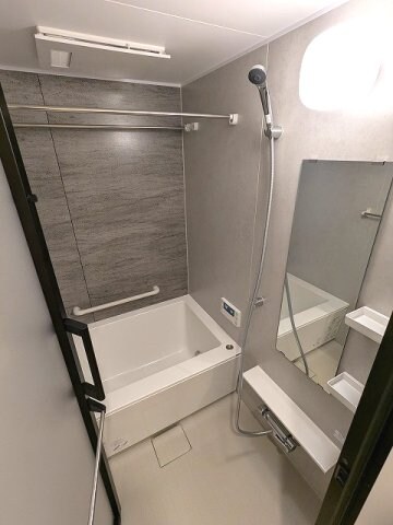 物件内観写真5　(追焚オートバス、浴室換気乾燥機、物干しバー2本付で重い布団や)