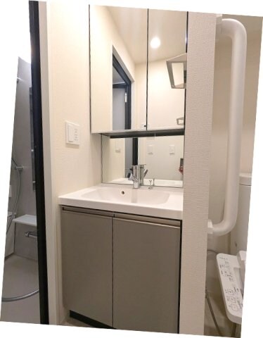 物件内観写真6　(独立洗面脱衣室に洗濯機置場あります、2面鏡付ハンドシャワー付)