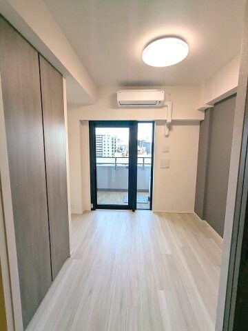 物件内観写真9　(洋室、エアコン・照明・クローゼット付き)