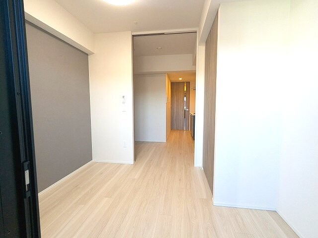 物件内観写真10　(洋室、エアコン・照明・クローゼット付、バルコニーに面した明る)