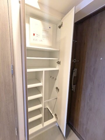 物件内観写真12　(傘入れ付収納豊富なトールタイプのシューズBOXです)