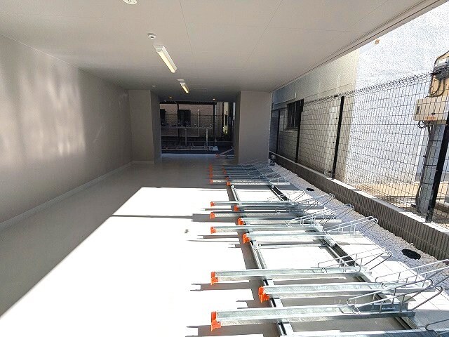 物件内観写真21　(タッチキーのオートロック付屋内屋根付き自転車置場です)