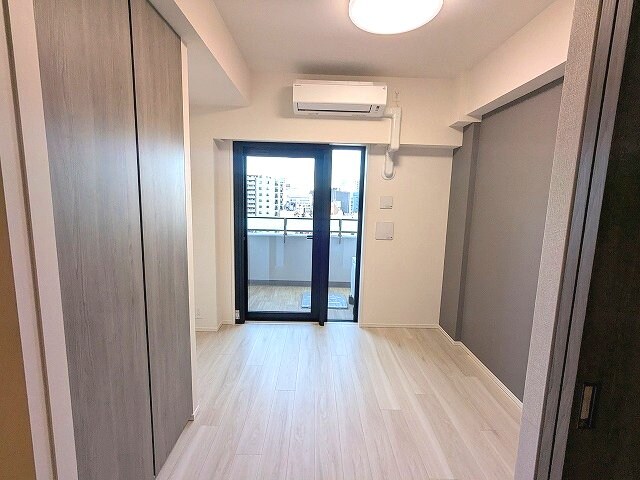 物件内観写真29　(洋室、エアコン・照明・クローゼット付、バルコニーに面した明る)