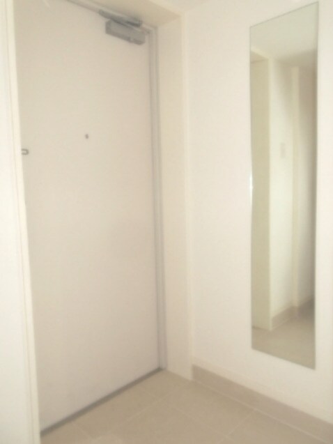 物件内観写真18　(玄関に姿見鏡付です)