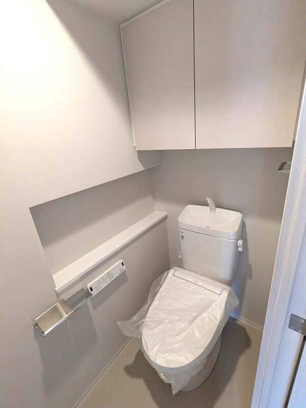 トイレ(温水洗浄便座、スマホストレージあり便利です)