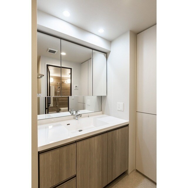 物件内観写真9　(三面鏡付独立洗面台、右下にヘルスメーター入れスペースあり)