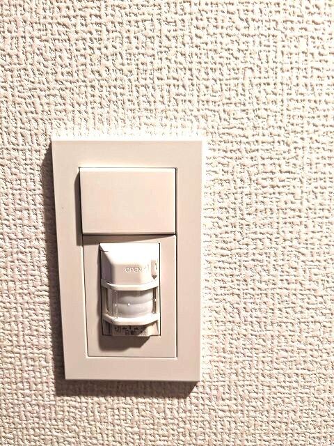 物件内観写真23　(人感センサー付き玄関ライトです)