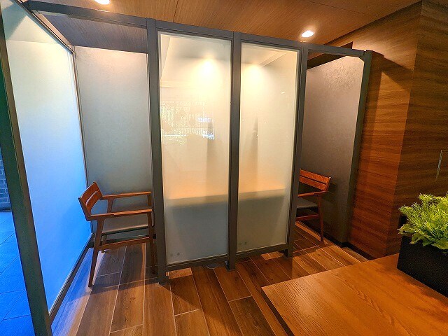 物件内観写真14　(1Fラウンジにリモートワーク対応の半個室デスクスペース2セッ)