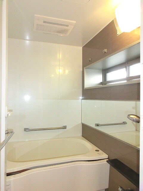 物件内観写真6　(追焚、浴室換気乾燥機)