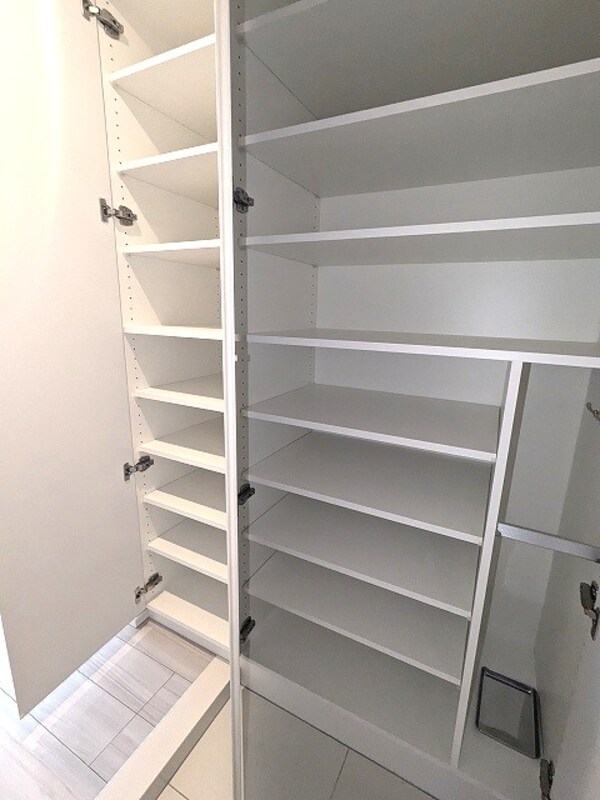 建物設備(収納豊富なトールタイプのシューズＢＯＸ、傘入れ付き)