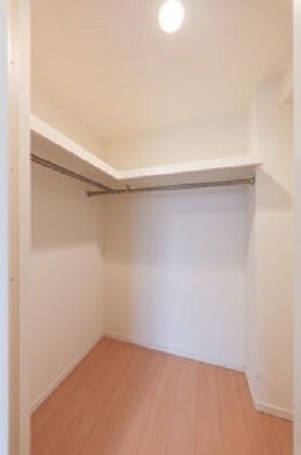 物件内観写真12　(ウォークインクローゼット・同タイプ参照)