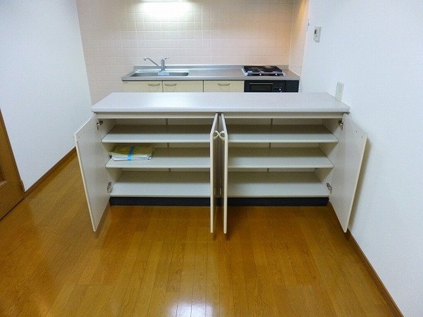 バルコニー(ラクラス田原町のカウンター下も収納豊富です)
