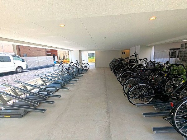 建物設備(屋根付きの自転車置場です)
