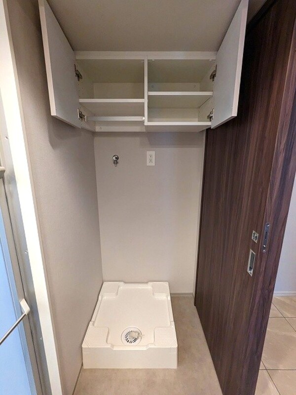 建物設備(お手入れしやすく足高の防水パンで排水口を手前の中央に配置しま)