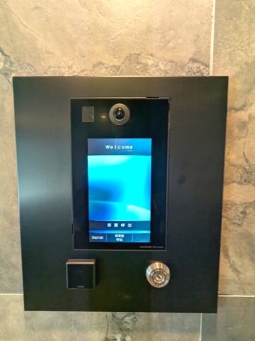 物件外観写真2　(タッチキーのモニター付オートロックセキュリティです)