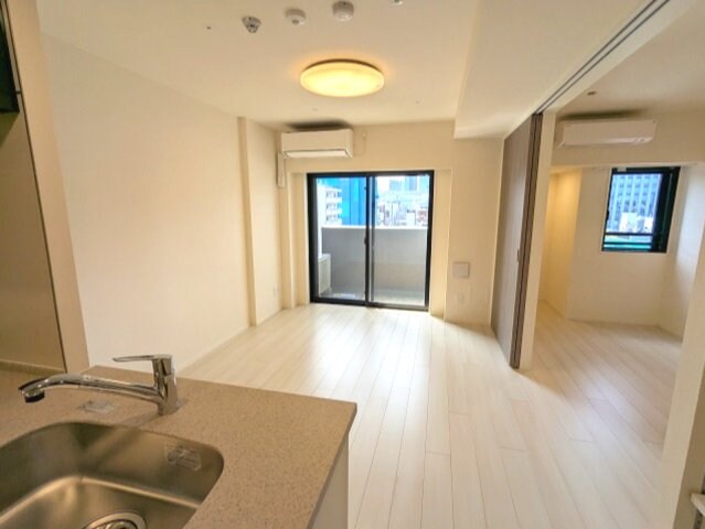 物件内観写真3　(インターネット無料、リビングと各洋室にエアコンと照明付、上層)