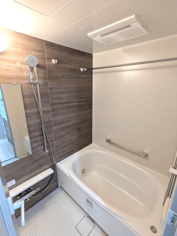 物件内観写真5　(追焚オートバス、浴室換気乾燥機、ワイドシャワーヘッド)