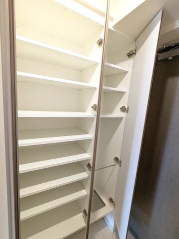 物件内観写真10　(傘入れ付収納豊富なトールタイプのシューズBOXです)