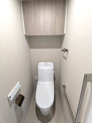 物件内観写真12　(洗面室と独立した温水洗浄便座です)