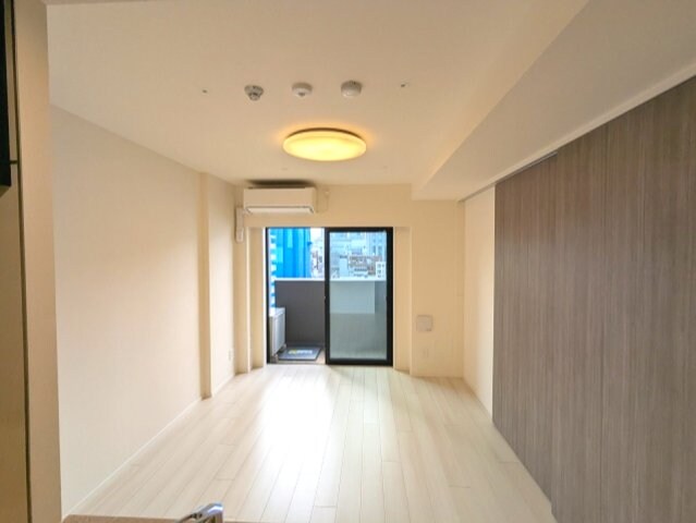 物件内観写真24　(リビング、インターネット無料、リビングと各洋室にエアコンと照)