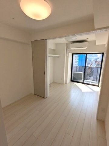 物件内観写真4　(インターネット無料、リビングに照明付、洋室にエアコンと照明付)