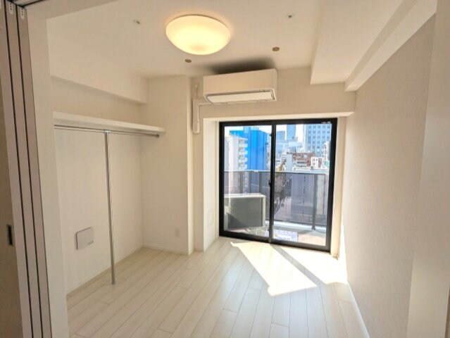 物件内観写真8　(洋室にエアコン・照明・オープンクローゼット付、取り外し可能な)