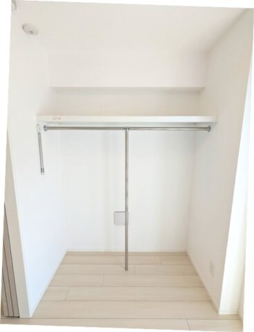 物件内観写真9　(洋室のオープンクローゼットです)