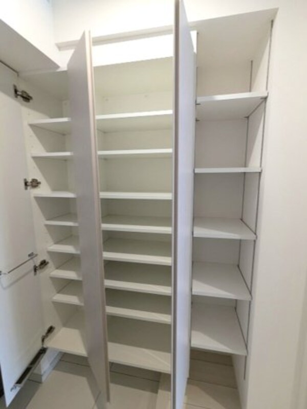 玄関(傘フック付収納豊富なトールタイプのシューズBOXです)