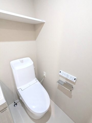 物件内観写真12　(ペーパーホルダーにスマホストレージ付きの温水洗浄便座です)