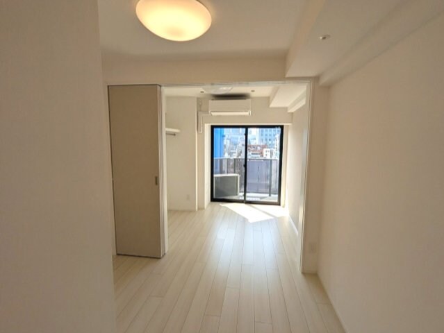 物件内観写真22　(インターネット無料、リビングに照明付、洋室にエアコンと照明付)