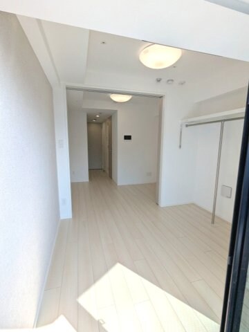 物件内観写真25　(インターネット無料、リビングに照明付、洋室にエアコンと照明付)