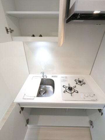 物件内観写真28　(ガス2口システムキッチン、瀟洒でお手入れ楽なガラストップコン)